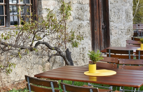 白色土屋前的木质桌椅精美特写