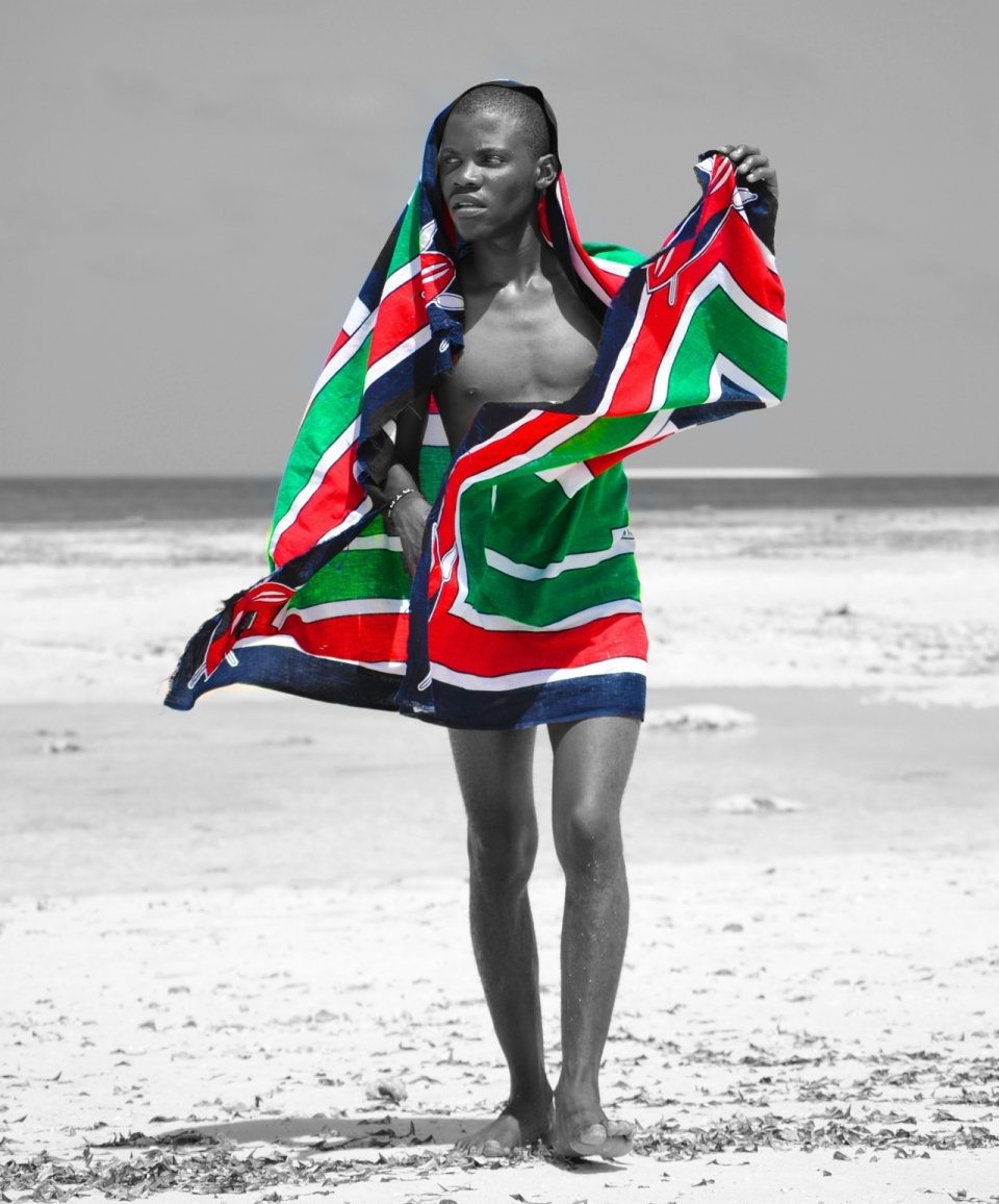 大海沙滩男性模特披彩色旗帜艺术肖像
