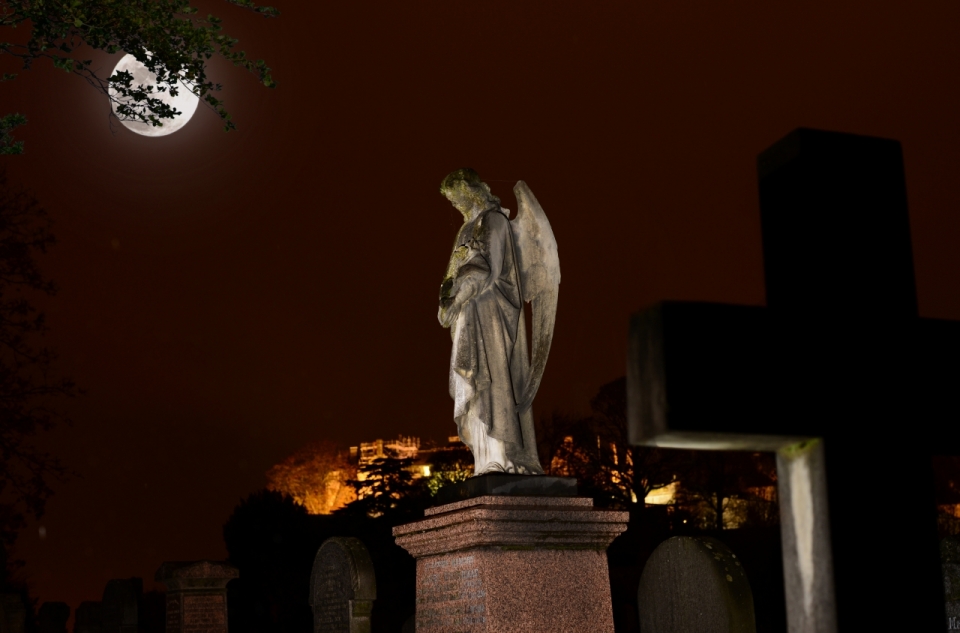 夜晚月光照射下的天使雕像摄影