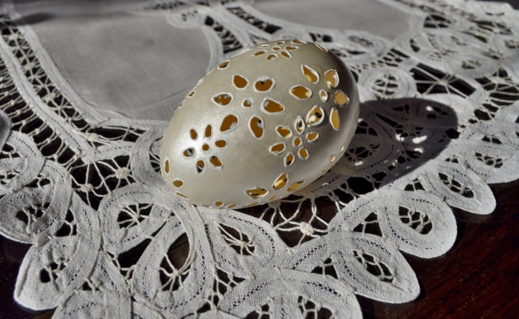 木制桌面白色蕾丝桌布精致镂空装饰蛋