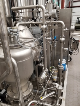 酿酒厂室内铝制带管道设备