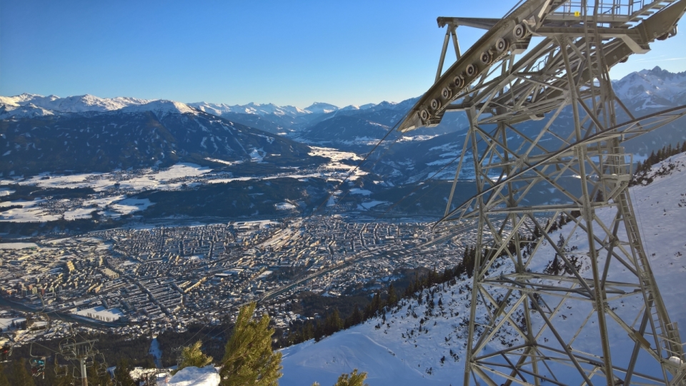 冬季雪山登山缆车高空俯瞰风景