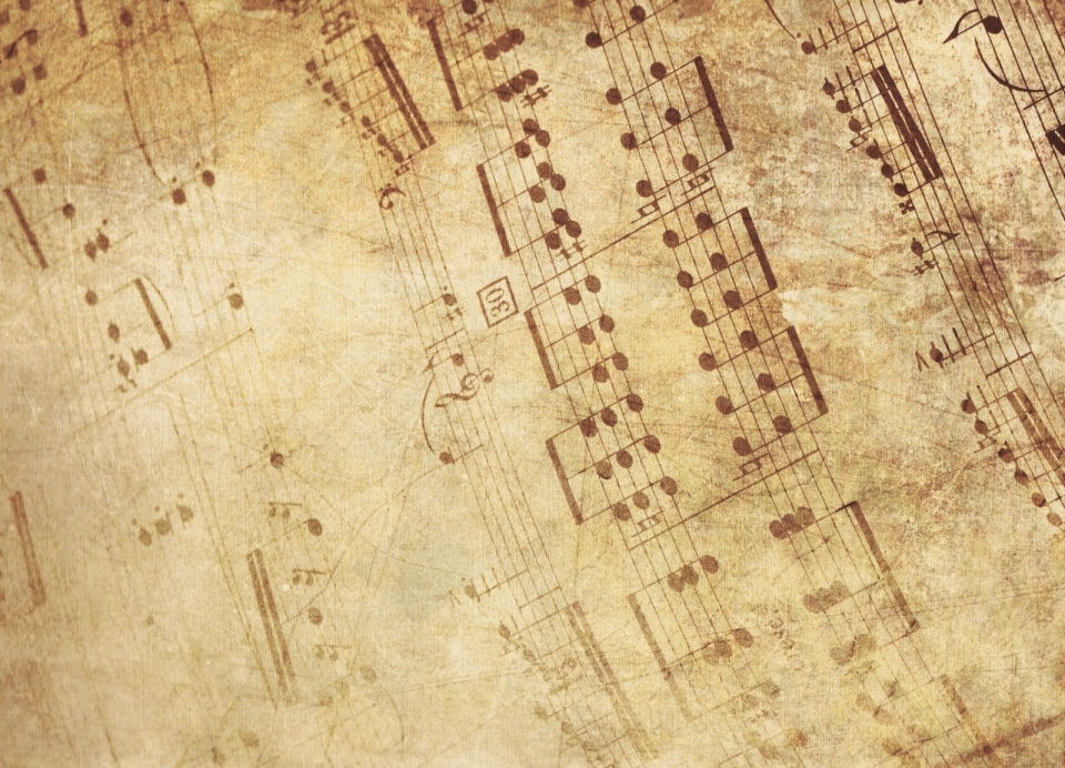 古老泛黄的纸上音乐音符特写