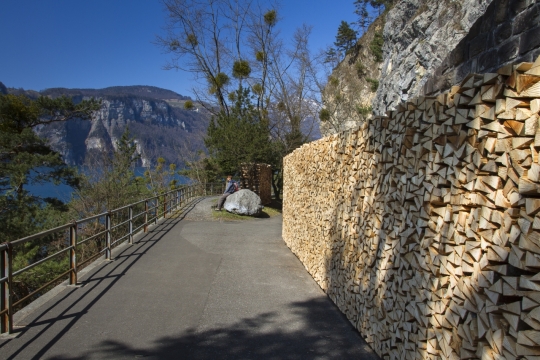 户外登山客自然山林台阶远眺风景