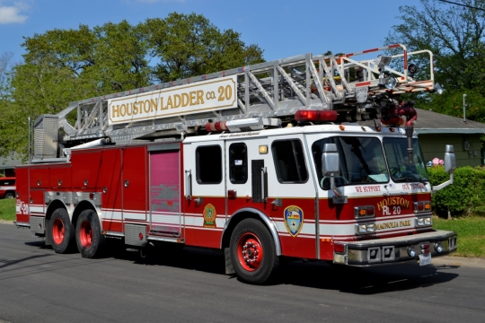 房屋路边停放红色消防车高清外观