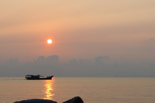 河面航行船只笼罩迷雾城市天空光影