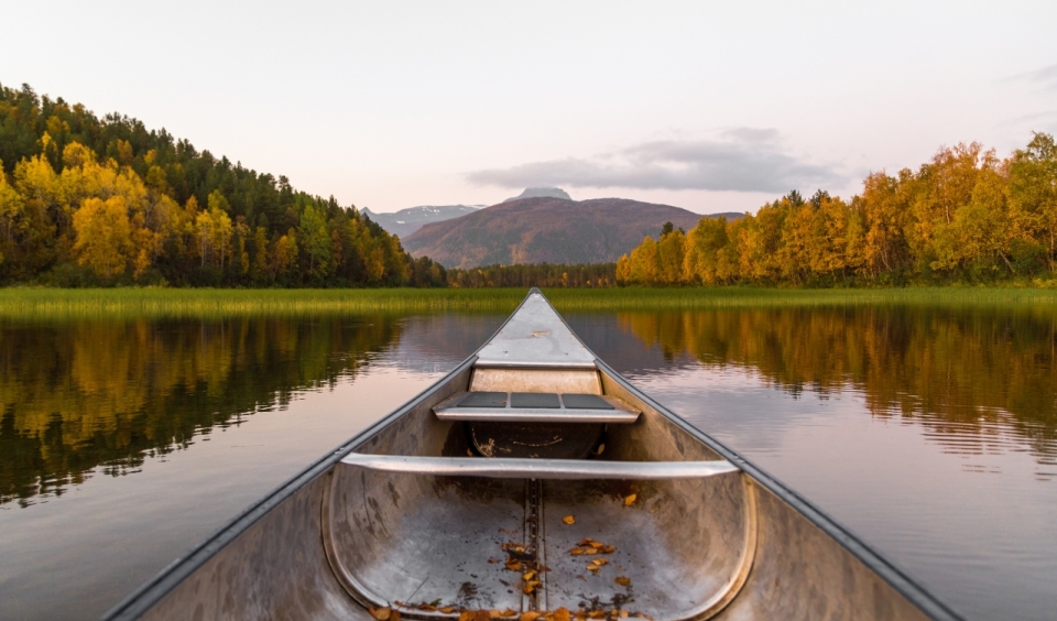 独木舟上拍摄的湖泊与森林