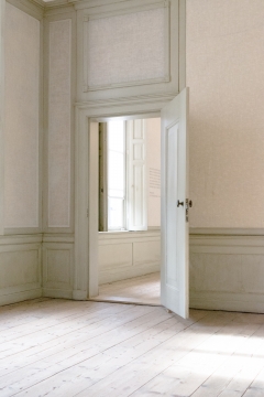 早晨空旷房屋建筑室内打开的木制门