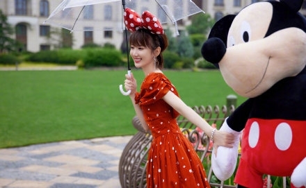 毛晓彤迪士尼米妮造型