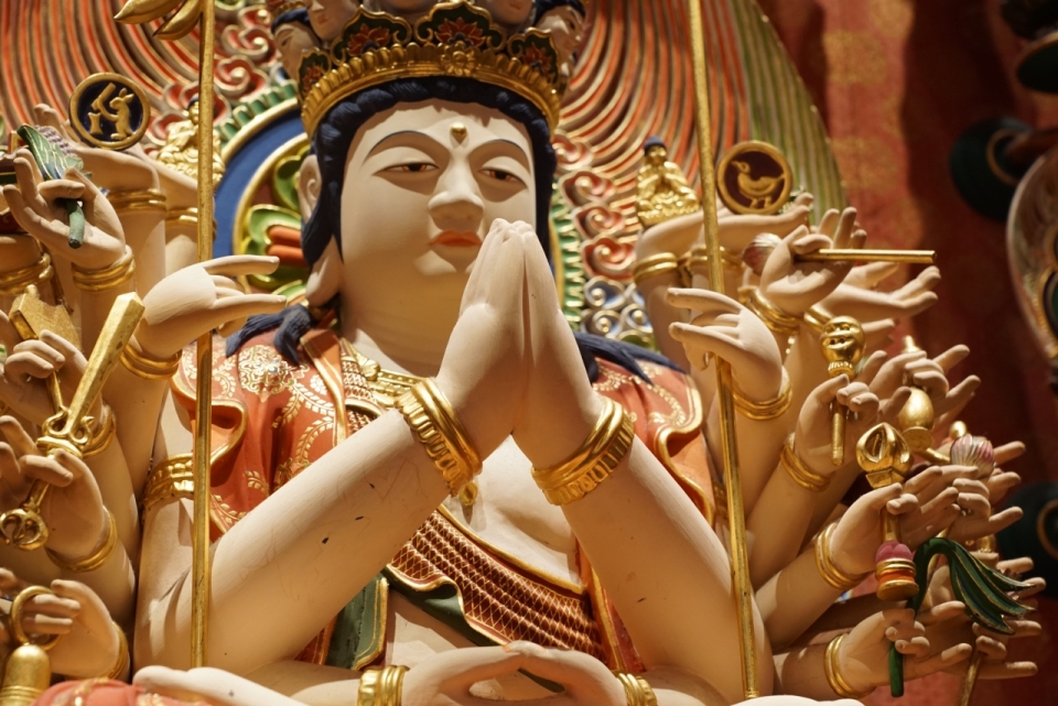 寺庙室内彩色宗教佛像艺术塑像