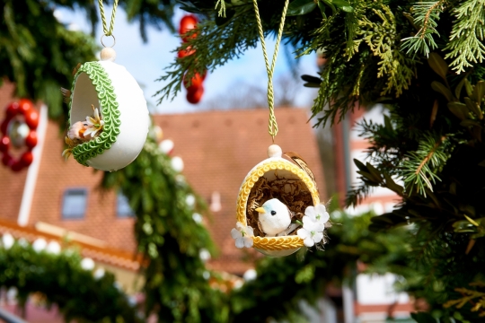 虚化背景城市街道自然树木上复活节彩蛋装饰