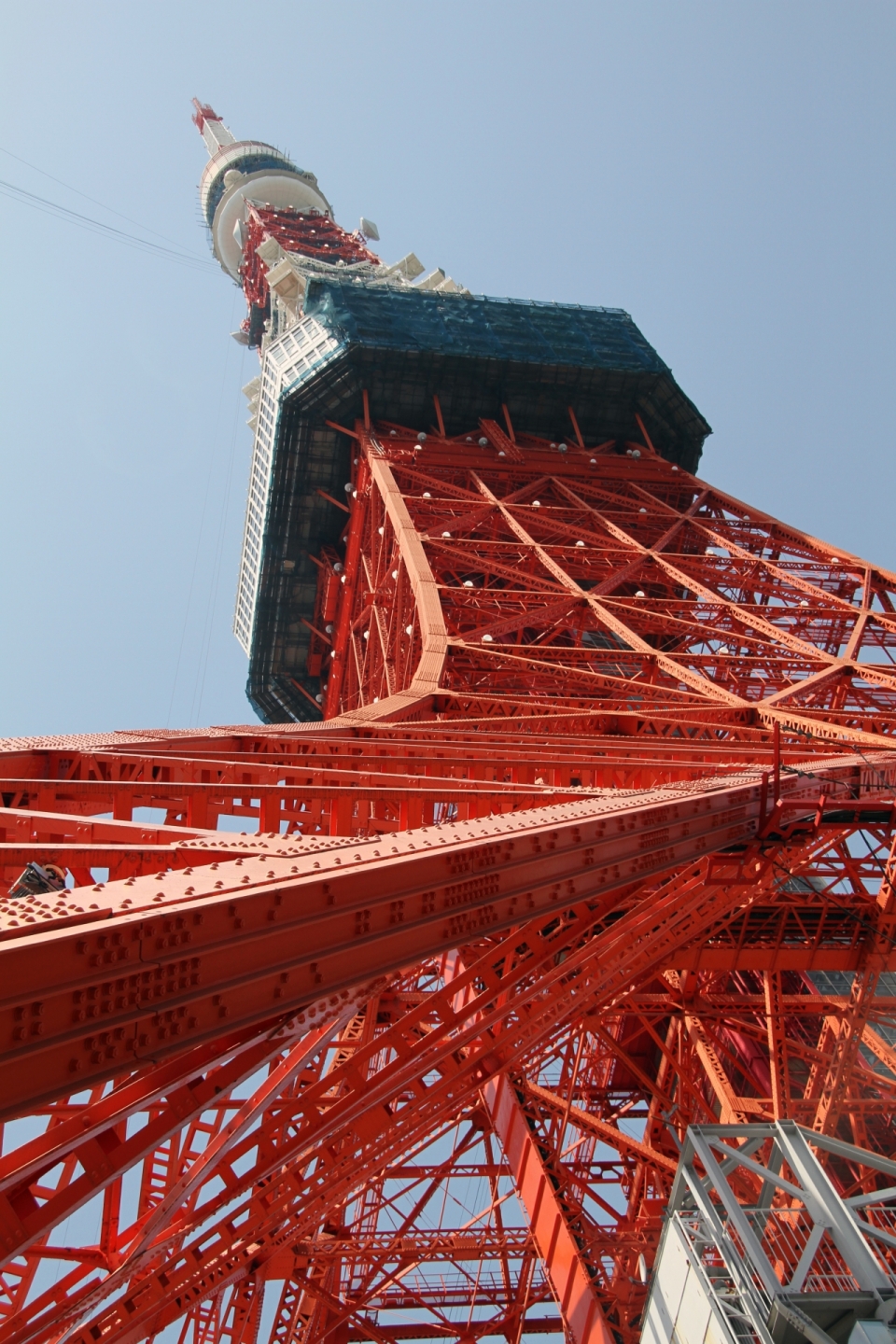 近距离仰拍东京铁塔红色喷漆外观