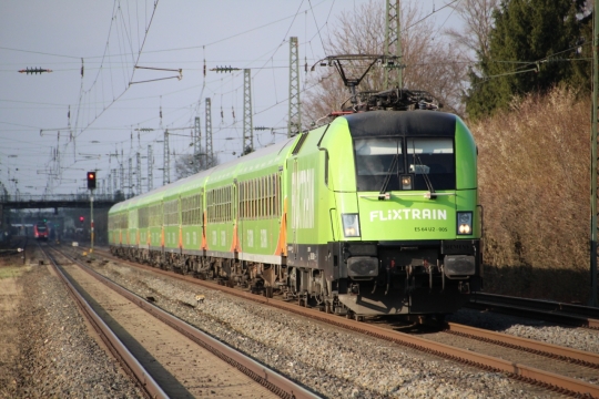 城市郊外行驶绿皮火车交通工具特写