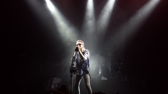 在聚光灯下努力演唱的欧美男子