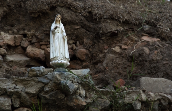 山边岩石上圣母玛利亚雕像摄影