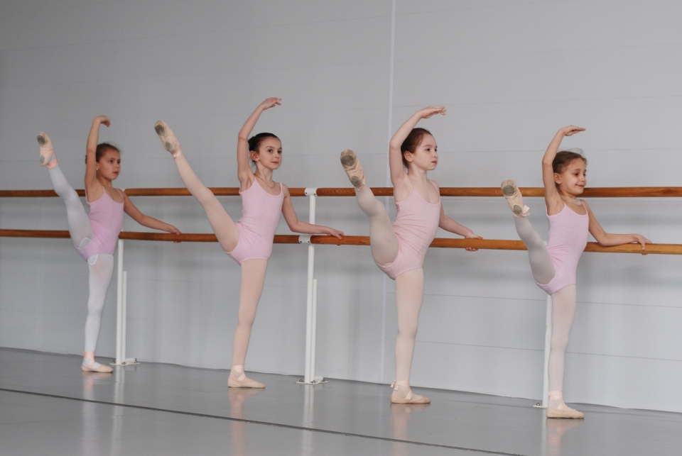 芭蕾舞蹈教室扶木制栏杆练习动作女孩们