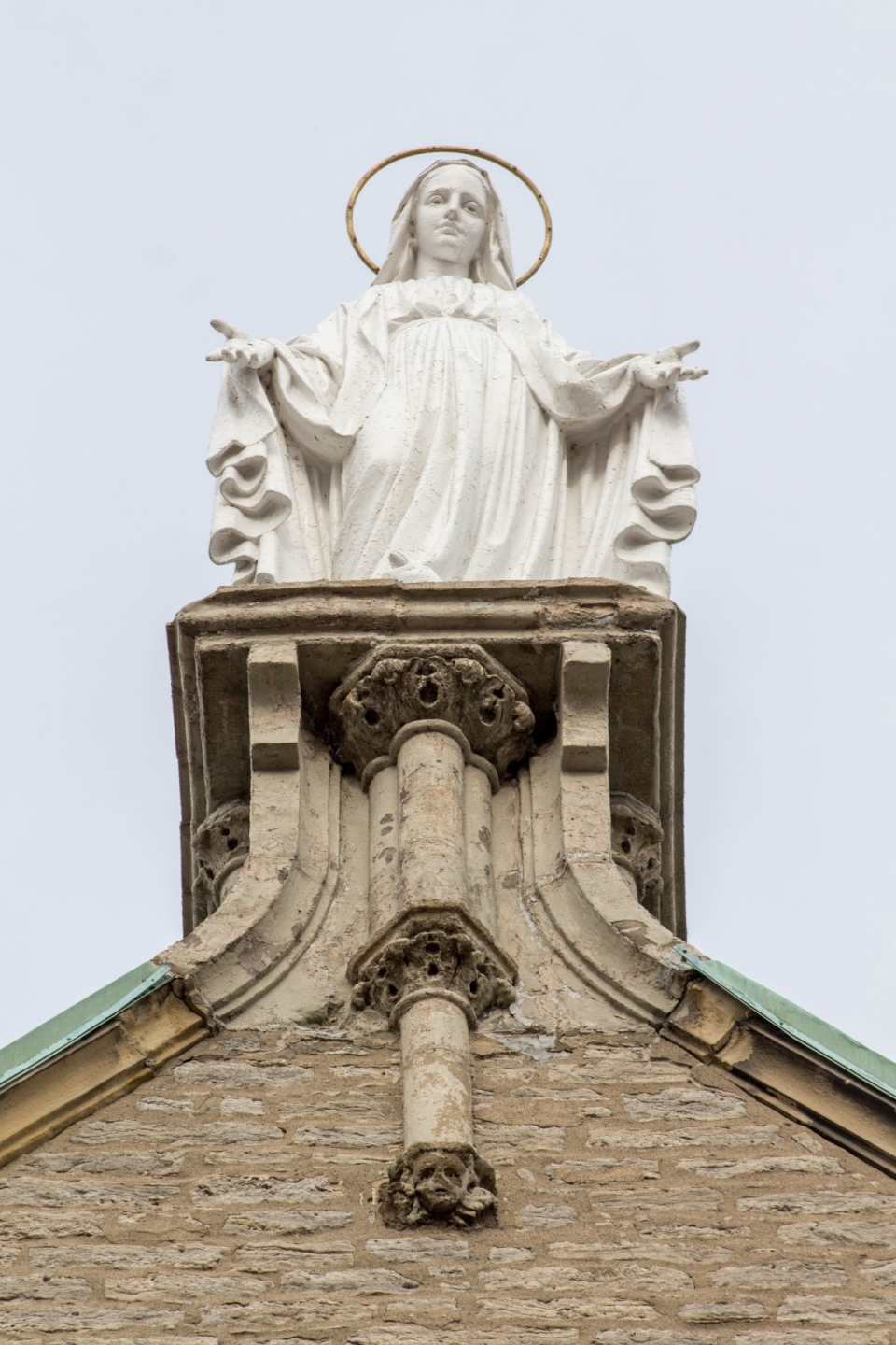 教堂建筑顶端洁白圣女石雕雕像