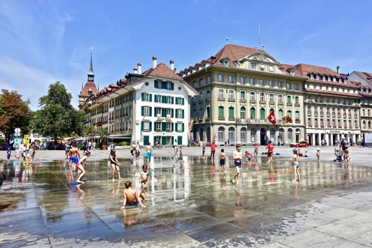 广场建筑空地嬉戏玩水孩童街拍