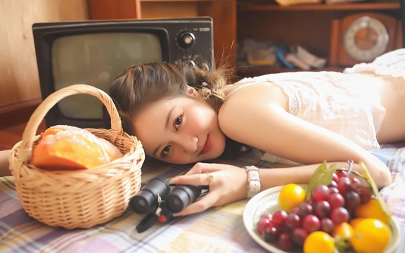 可爱美少女性感吊带私房人像