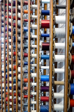 纵横排列的各式丝线轮特写