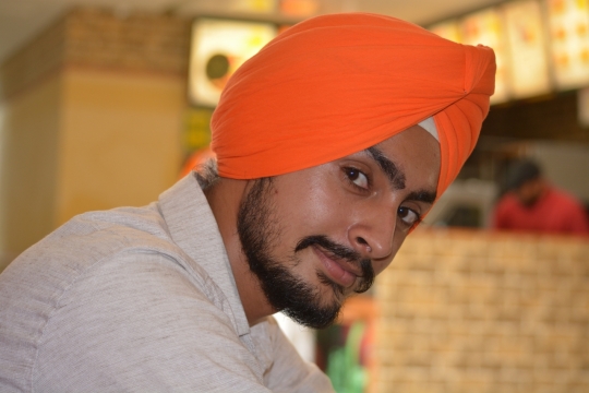 虚化背景室内蓄胡成年男性