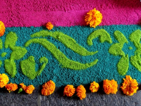 淡黄色花朵点缀创意绿色花纹毛毯