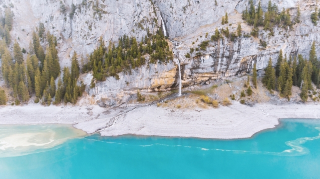 户外蓝色湖泊前山峰自然风光