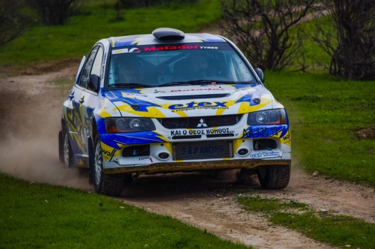 郊外小路疾驰彩色涂鸦白色轿车