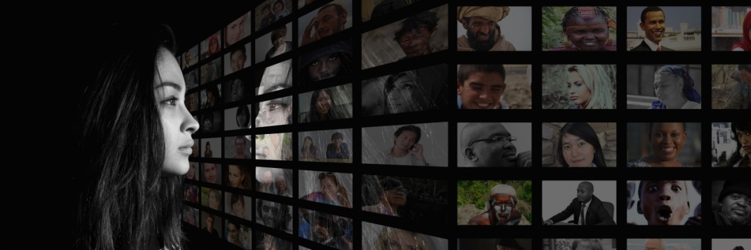 黑暗环境浏览照片墙的女性