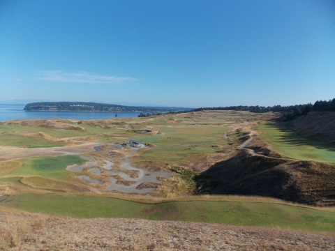 广袤大海边的低洼湿地