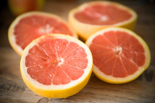 摄影入门_室内木制桌面新鲜美味西柚水果