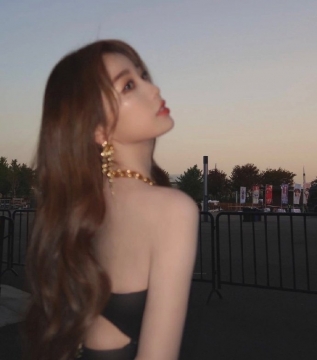 性感美女明星虞书欣妩媚优雅个性写真