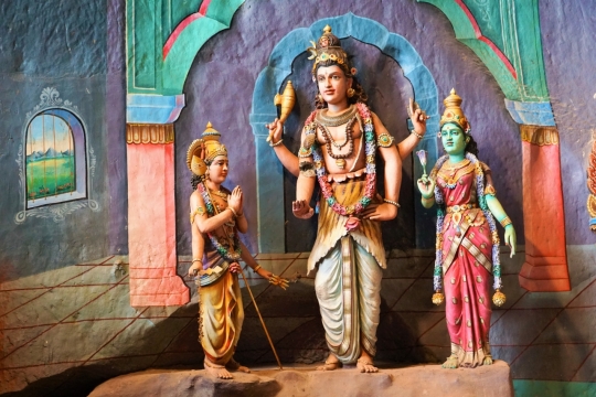 寺庙墙壁前彩色艺术佛像塑像