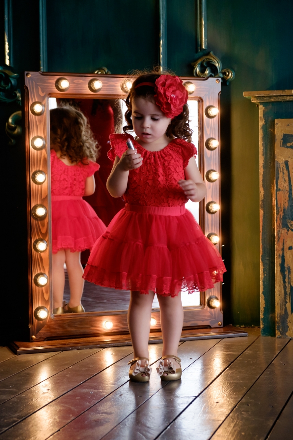 更衣室里穿红色裙子拿口红色小女孩