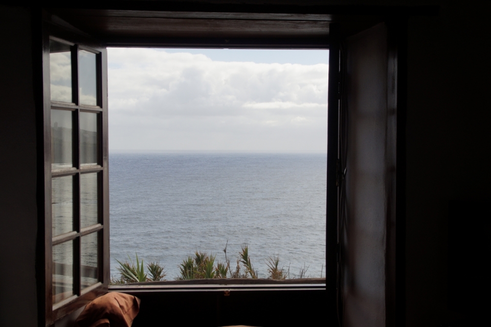海边小屋窗外的美丽风光摄影