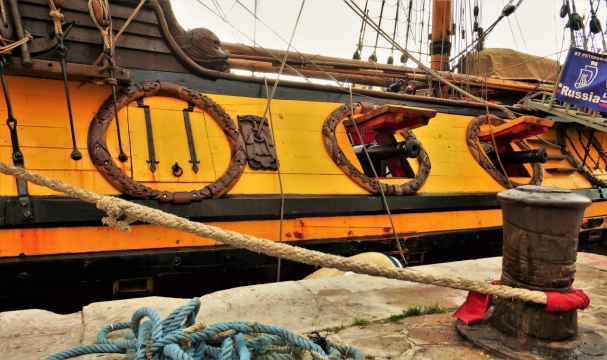 复古风格海盗船甲板火炮特写