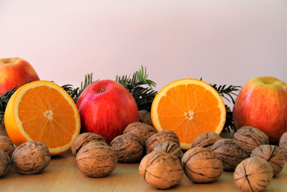 桌子上新鲜苹果和切开的橙子水果摄影