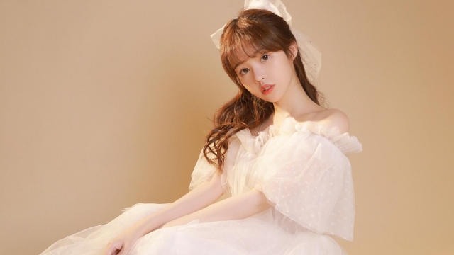 漂亮美女公主裙妩媚高清桌面壁纸