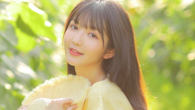 夏日黄色少女户外写真高清桌面壁纸