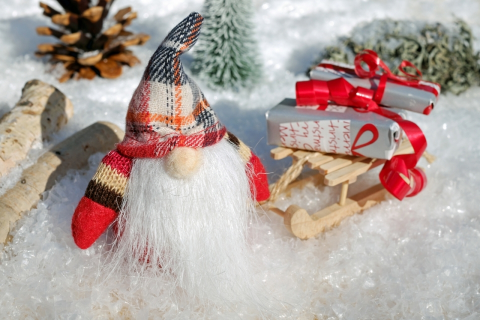 冬天雪地上的圣诞老人坐着雪橇来送礼物玩具静物摄影