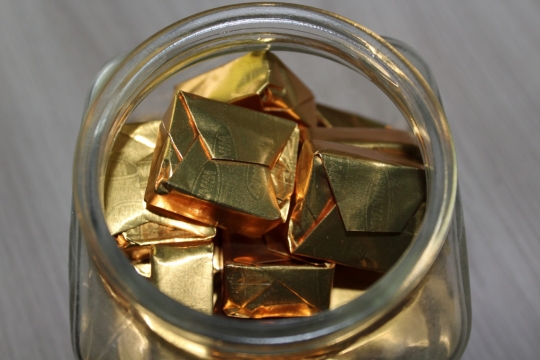 木桌上放在玻璃罐中的巧克力