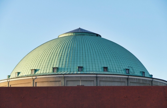 阳光蓝色天空现代城市绿色圆顶建筑