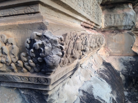 古老历史石质建筑墙壁上艺术雕刻