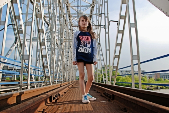 阳光城市钢铁高架桥上长发女孩