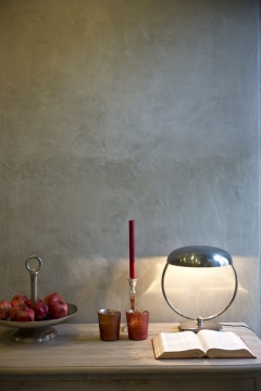 室内灰色墙壁台灯书本水果等