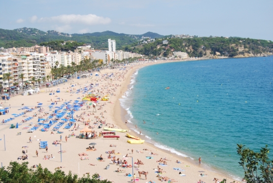 城市边沙滩大海度假外景