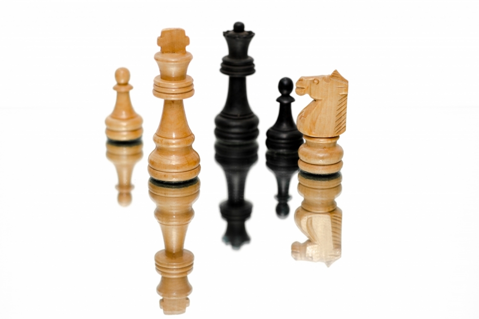 白色背景镜面反射国际象棋棋子