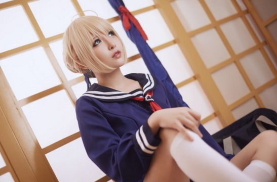 人物摄影_制服少女Saber白丝美腿高清写真