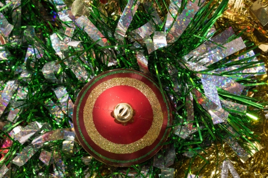 金色红色绿色鲜艳配色的圣诞节装饰