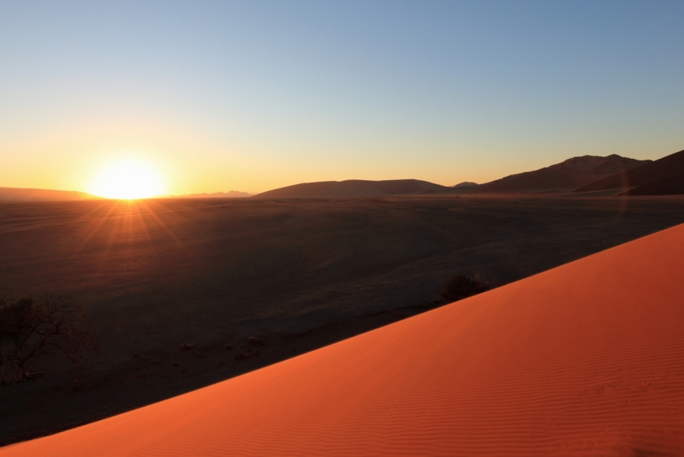 黄色沙漠中夕阳西下美丽风景摄影